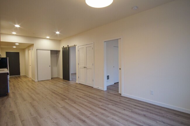 Building Photo - Spacious 2nd Floor 2-Bed in John's Landing...