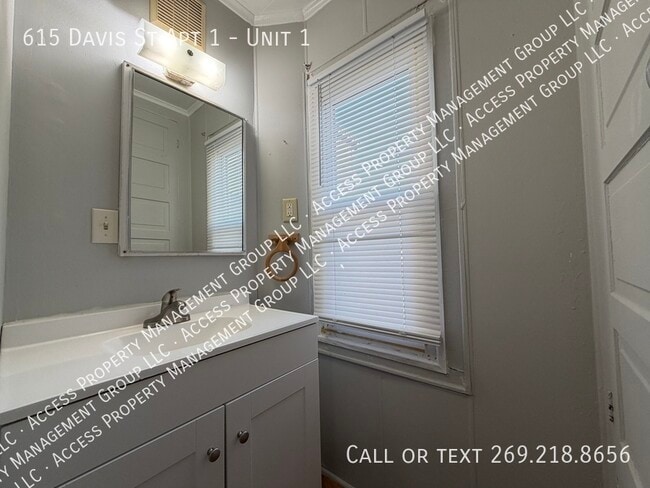 Building Photo - 615 Davis St