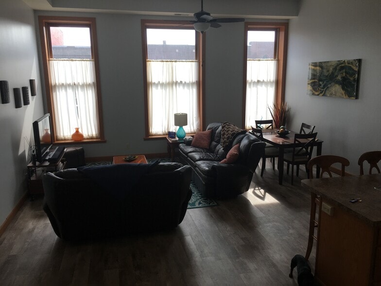 Building Photo - 121 S Main St