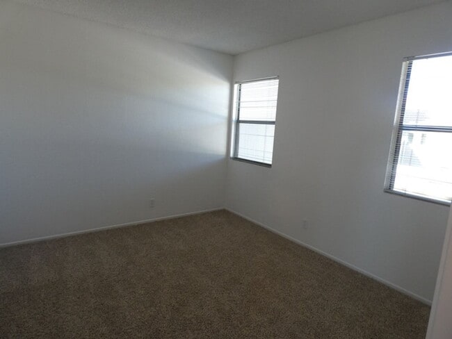 Building Photo - Spacious Townhome at Stonebridge