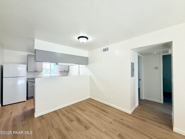 Building Photo - 564 Lincoln Ave