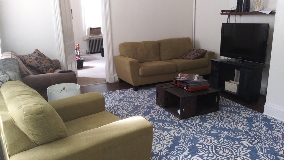 Large livingroom - 2230 Ravine St