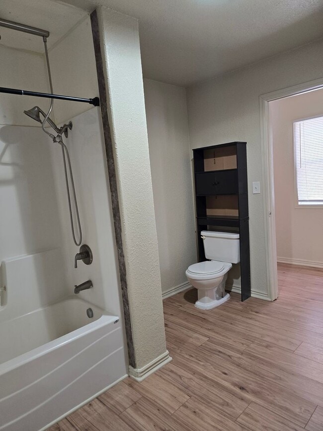 Building Photo - Cozy 2 Bedroom Cottage