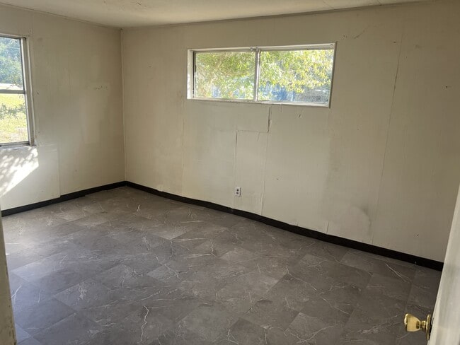 Building Photo - 505 W Hubbard Ave