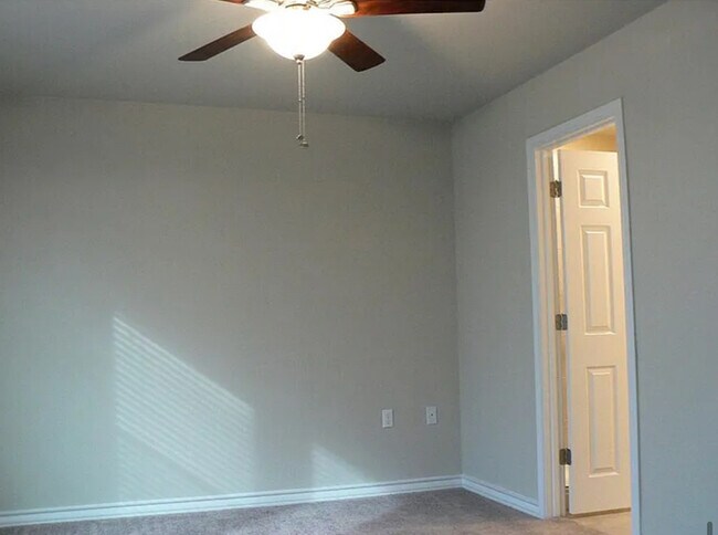Building Photo - Modern 3 Bed and 2.5 Bath Home Near Downto...