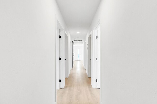 Building Photo - Fully Remodeled 4-Bed 2-Bath Home in Prime...