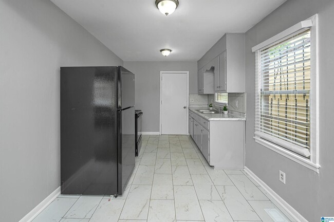 Building Photo - 328 Beta St