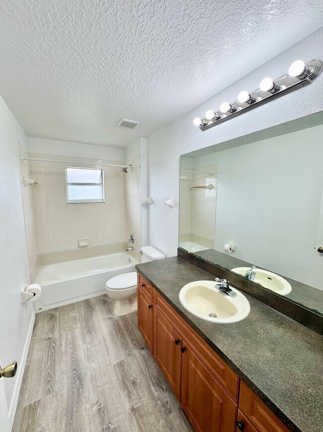 Building Photo - 4 Bedroom 2 Bath Home in Poinciana Village 3