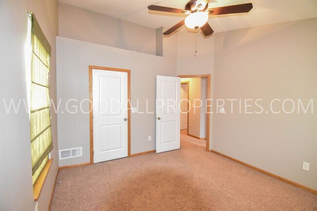 Building Photo - Experience the charm of this 2-bedroom, 2-bathroom townhome in Ankeny with an attached 2 car garage!