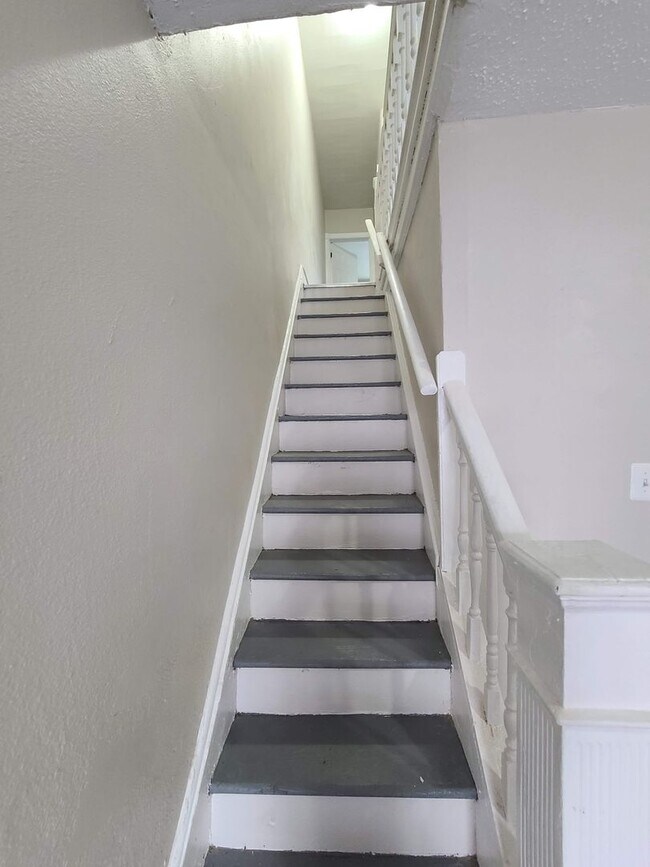 Building Photo - Large Upgraded Home! - Half off first months rent