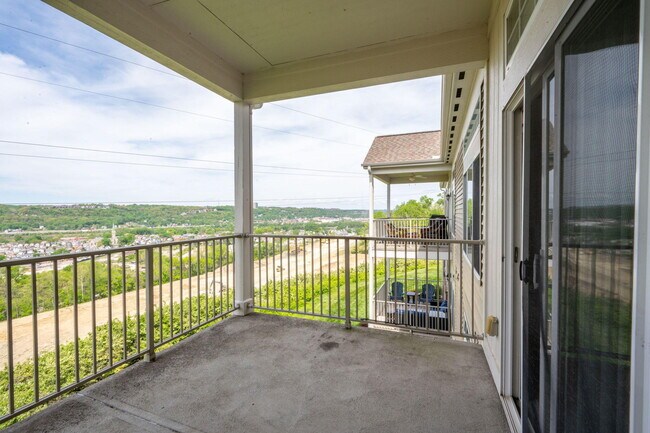 Building Photo - 323 Skyview Ct