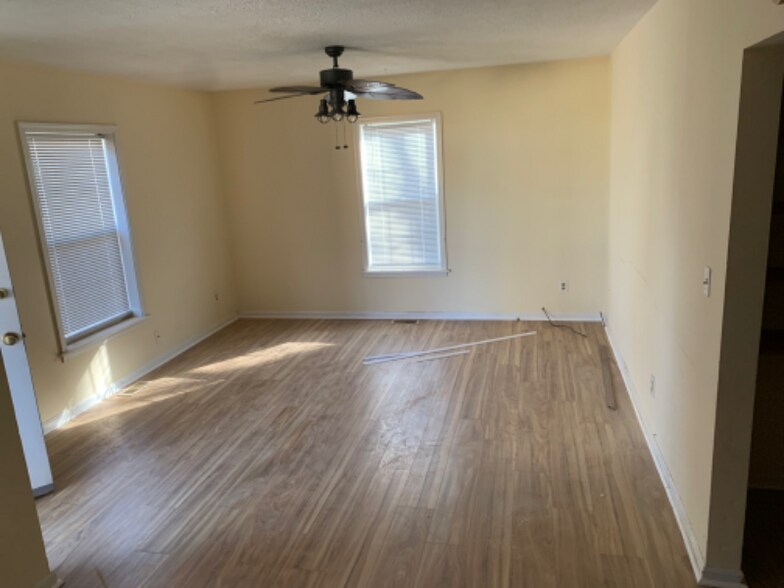 Building Photo - 728 Watt St