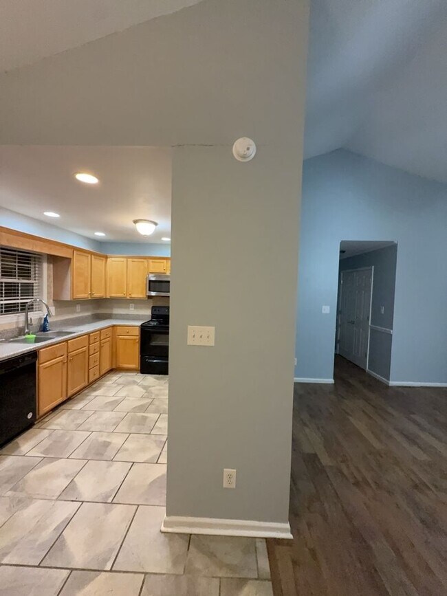 Building Photo - Justice Rd Avail for Rent!
