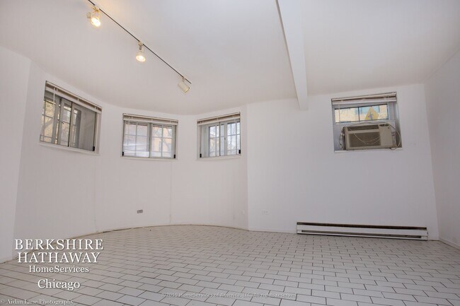 Building Photo - 3456 N Elaine Pl