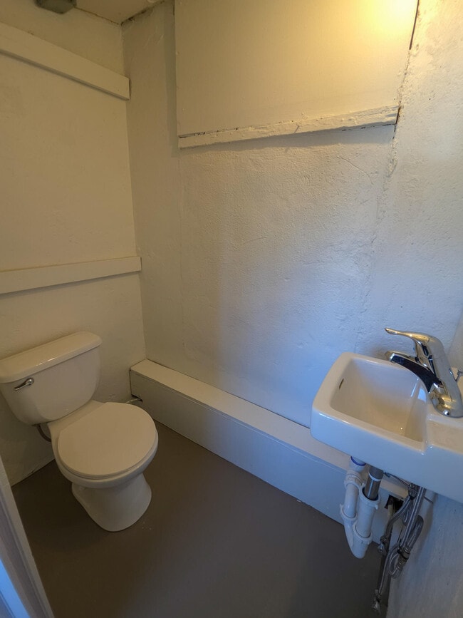 Building Photo - 808 San Pedro Ave