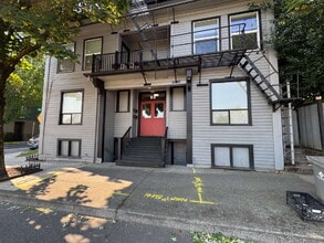 Building Photo - Spacious 3-Bedroom, 2-Bathroom Apartment with **Portable AC Unit Included** in NW Portland