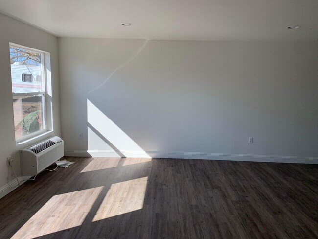 Building Photo - 802/804 W 3RD