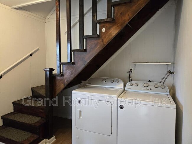 Building Photo - 1326 Ridgeway St