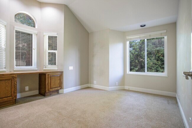 Building Photo - 3 Blackhawk Club Ct