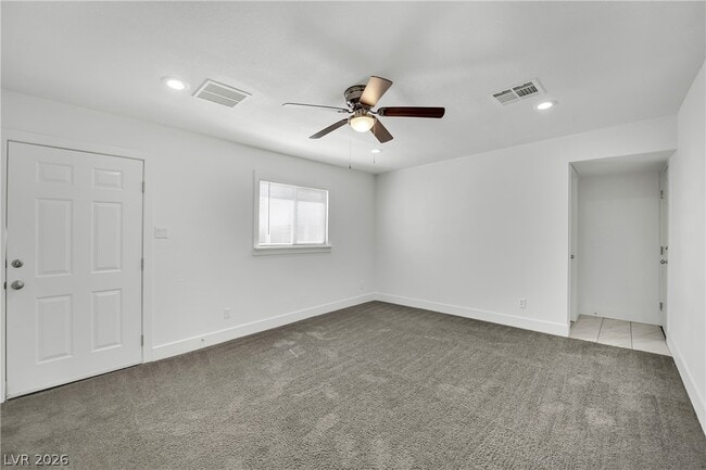 Building Photo - 1050 E Hassett Ave