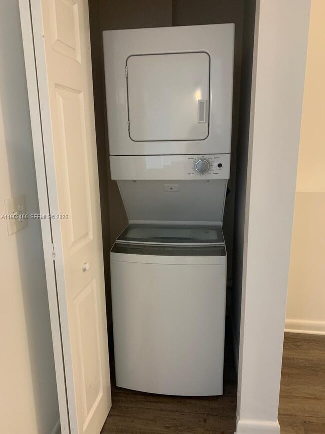 Building Photo - 1703 Whitehall Dr