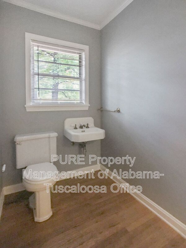 Building Photo - 1208 38th Ave E