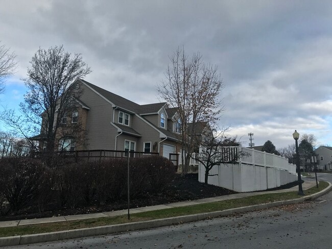 Building Photo - 2 Bedroom 2.5 Bathroom in Hummelstown!