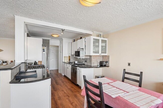 Building Photo - 6040 BLVD E