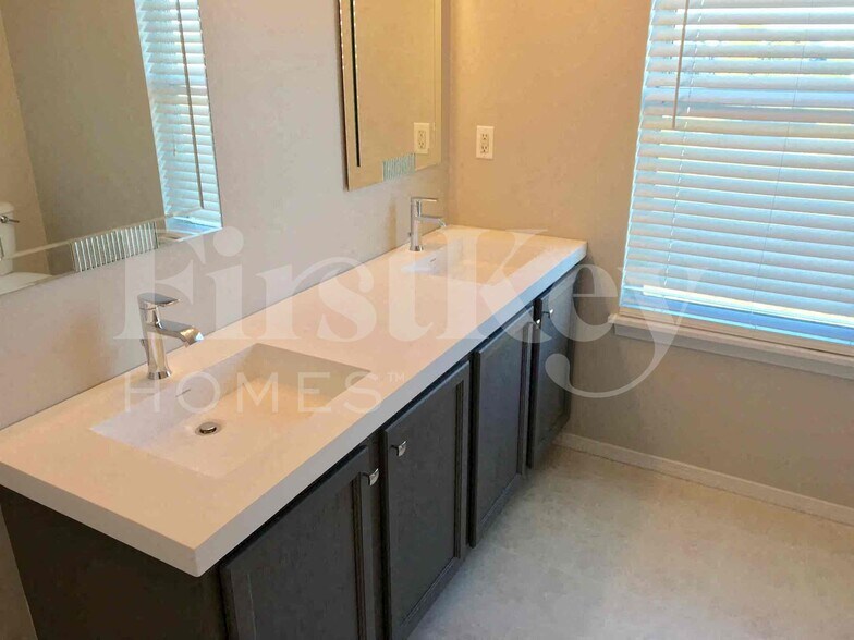 Building Photo - 2005 Briarridge Dr