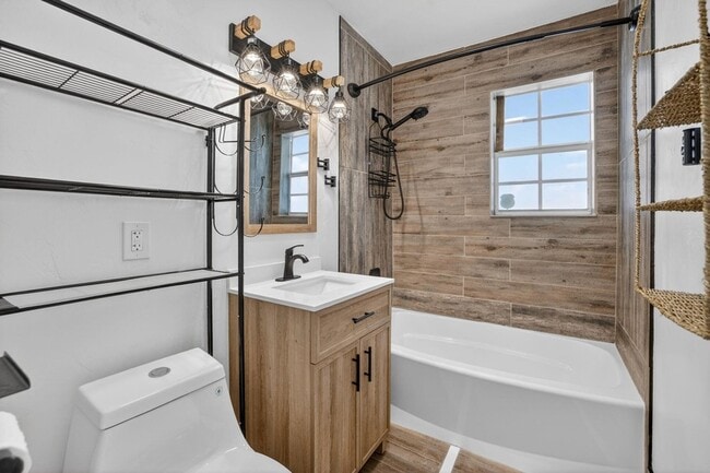 Building Photo - 108 SW 24th Ave