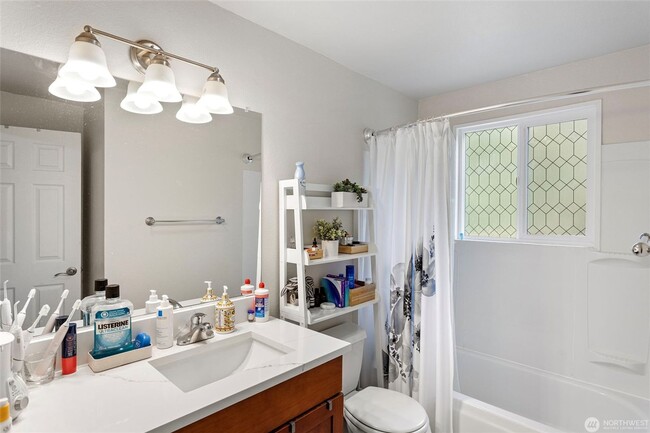 Building Photo - Lake Forest Park Duplex 2 bed/1.5 Bath