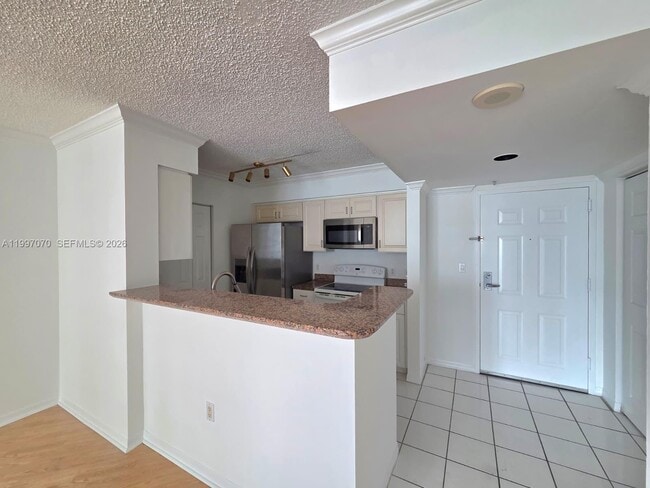 Building Photo - 1155 Brickell Bay Dr