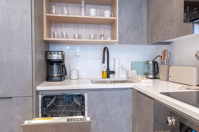 Building Photo - 625 Wilson Ave