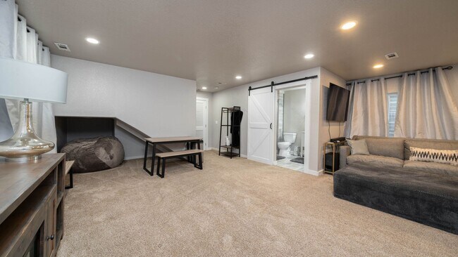 Building Photo - Furnished Rental in the Spring Creek Neighborhood