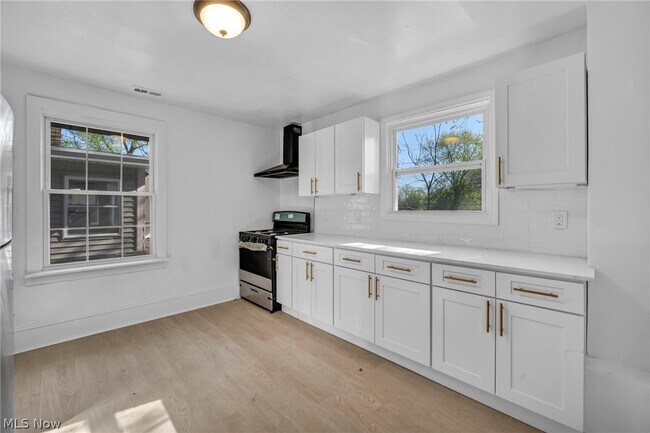 Building Photo - 2049 W 85th St