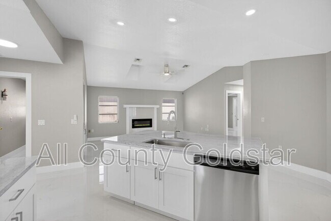 Building Photo - 18662 Arapahoe Cir