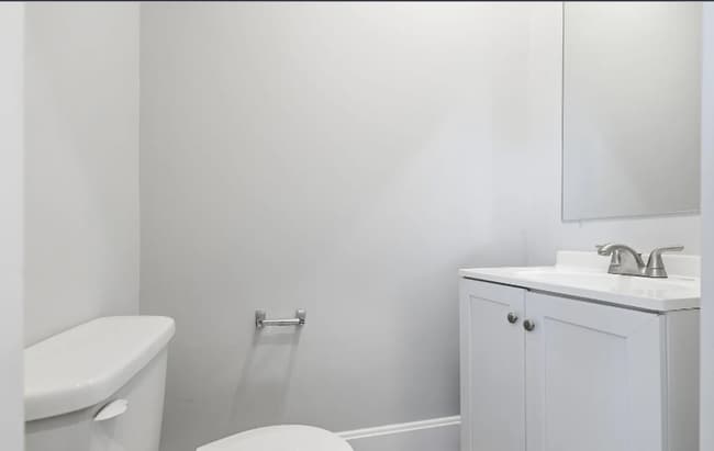 Building Photo - Large 2 Bedroom Home