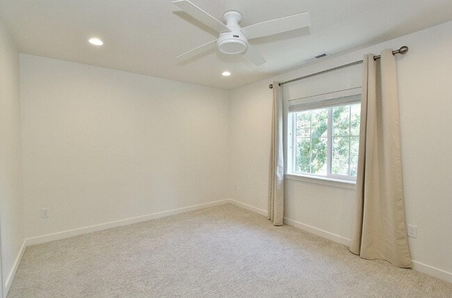 Building Photo - Immaculate Townhouse w/2-Car Garage