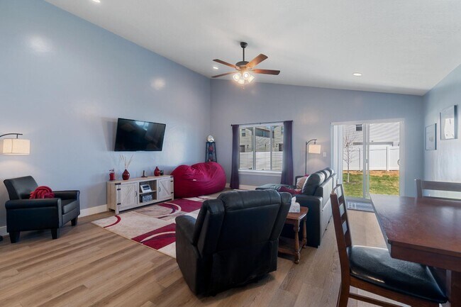 Building Photo - 1841 E Magnolia Cir
