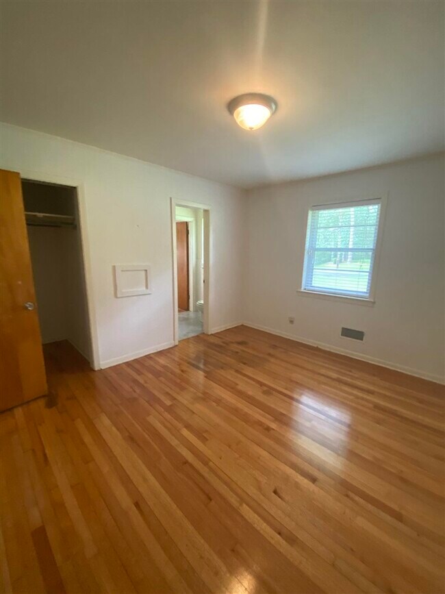 Building Photo - 1006 Ivanhoe Rd