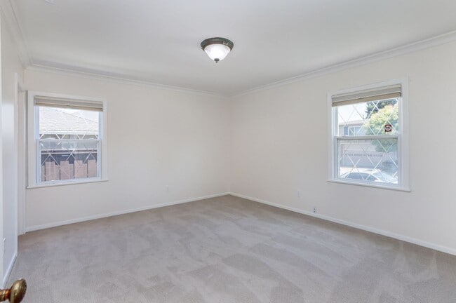 Building Photo - 4 Bed / 3 Bath Burlingame home near excell...