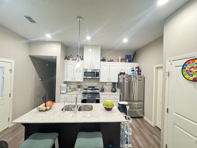 Building Photo - 504 Graneros Ave