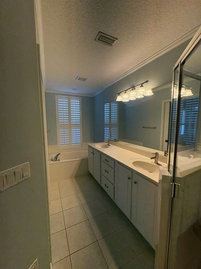 Building Photo - 1202 Makarios Dr