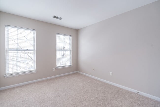 Building Photo - Immaculate 3 Bed 2 Full & 2 Half Bath End ...