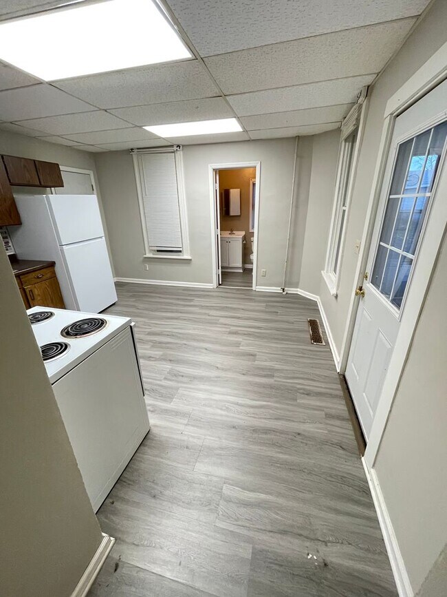 Building Photo - 410 N 52nd Ave W