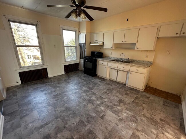 Building Photo - 28 Lincoln St