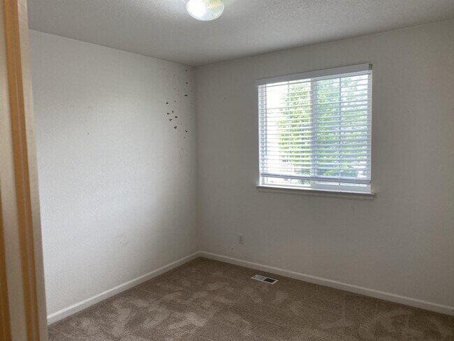 Building Photo - 11960 Meadowood Ln