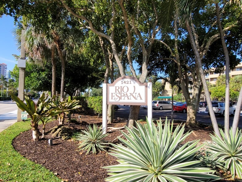 ext front - 1421 S Ocean Blvd