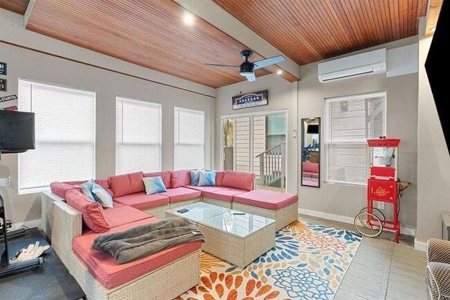 Building Photo - 1703 Meadowbrook Dr