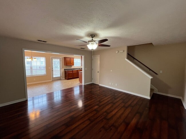Building Photo - Cute 3 BR 2.5 BA Home Located in Culdesac in Evergreen Farms